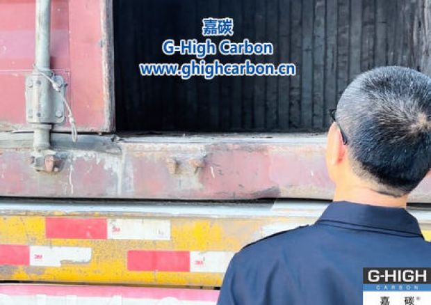 嘉碳裝車人員嚴(yán)格把關(guān)，確保車輛安全入廠