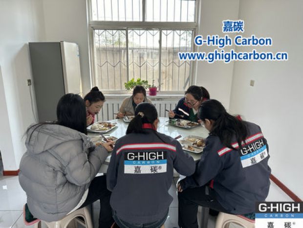 深秋暖陽下，鐵鍋燉傳遞溫情與力量
